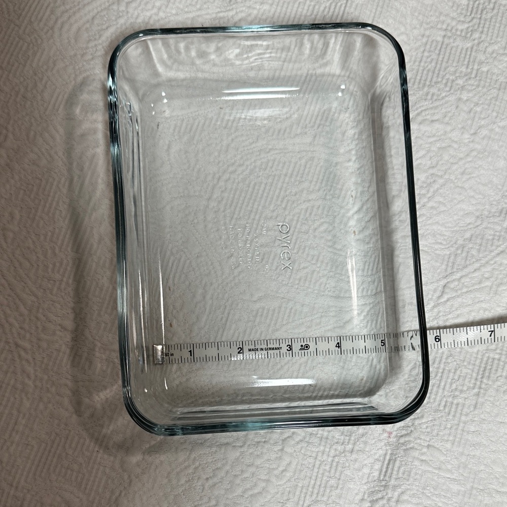 4 Pyrex Glass Containers with Red Lids - Picture 2 of 3
